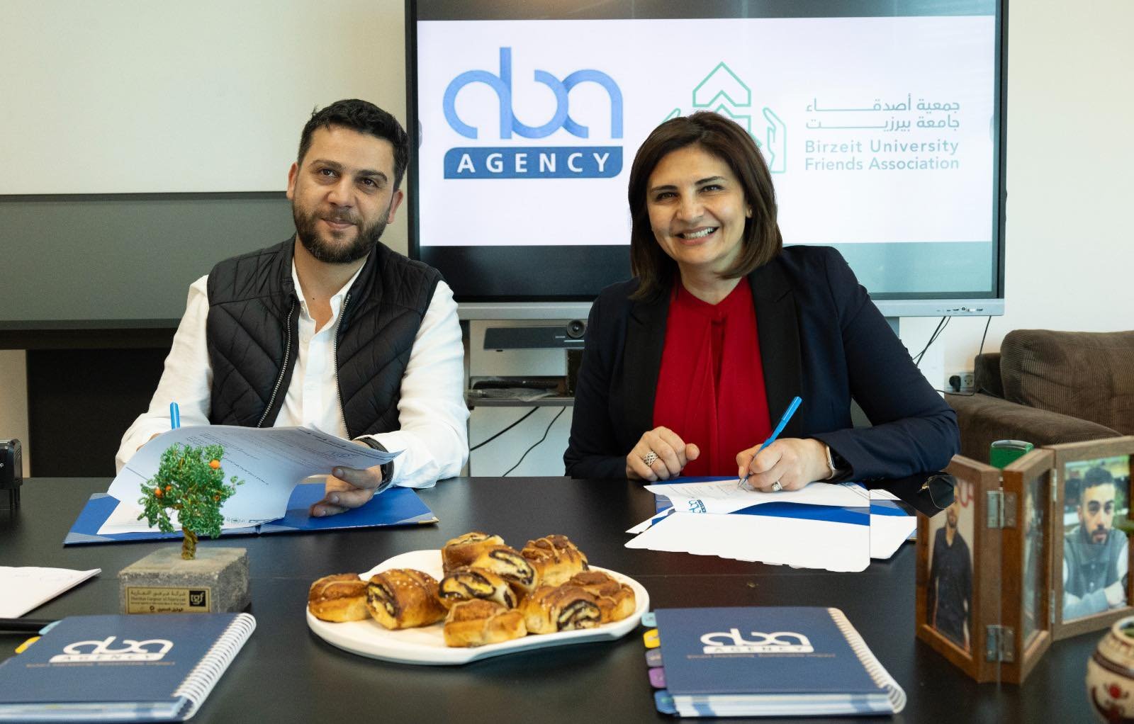 جمعية أصدقاء جامعة بيرزيت وABA Agency توقعان اتفاقية شراكة لتعزيز الأثر المجتمعي ودعم التعليم